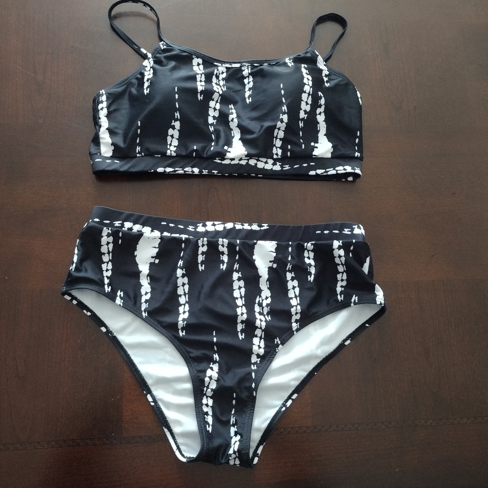 Swimming suit bundle of two (2 piece) Tropical And Black Size Large - Picture 2 of 15